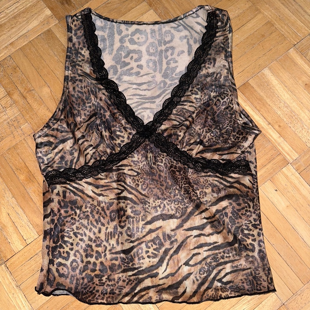 Large/med Y2K crop top
Brand unknown